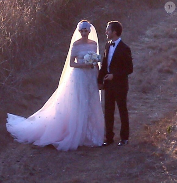 Le couple Anne Hathaway et Adam Shulman, le jour de leur mariage à Big Sur en Californie, le 29 septembre 2012.