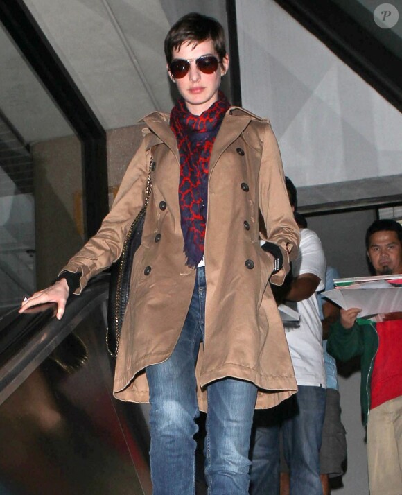 Anne Hathaway à l'aéroport de Los Angeles le 22 septembre 2012. 