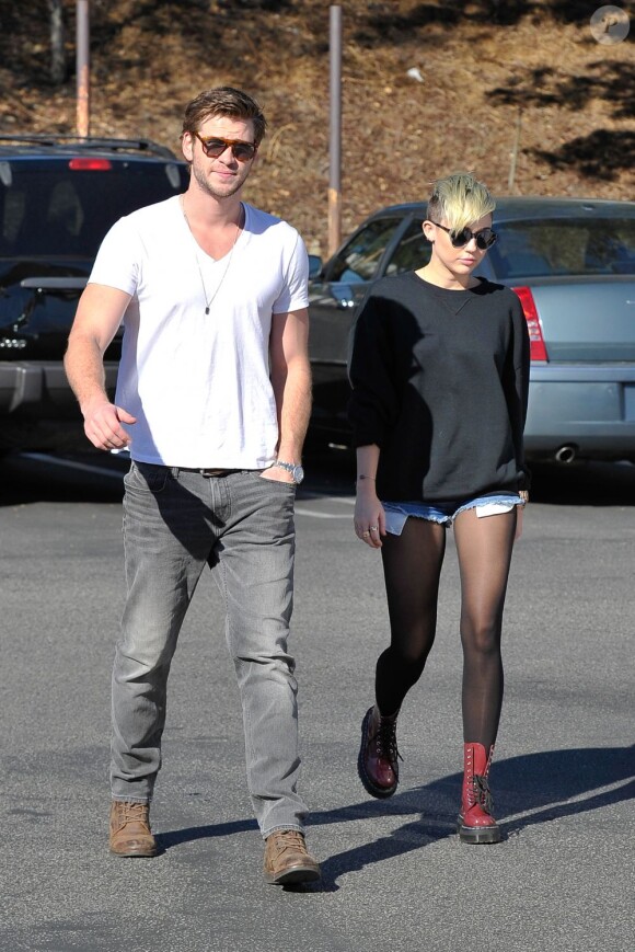 Liam Hemsworth et Miley Cyrus marchent ensemble dans les rues de Los Angeles le 11 novembre 2012.