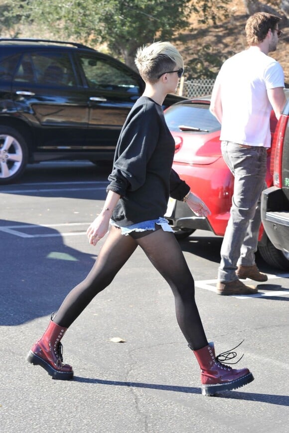 Miley Cyrus affiche une tenue rock dans les rues de Los Angeles, le 11 novembre 2012.