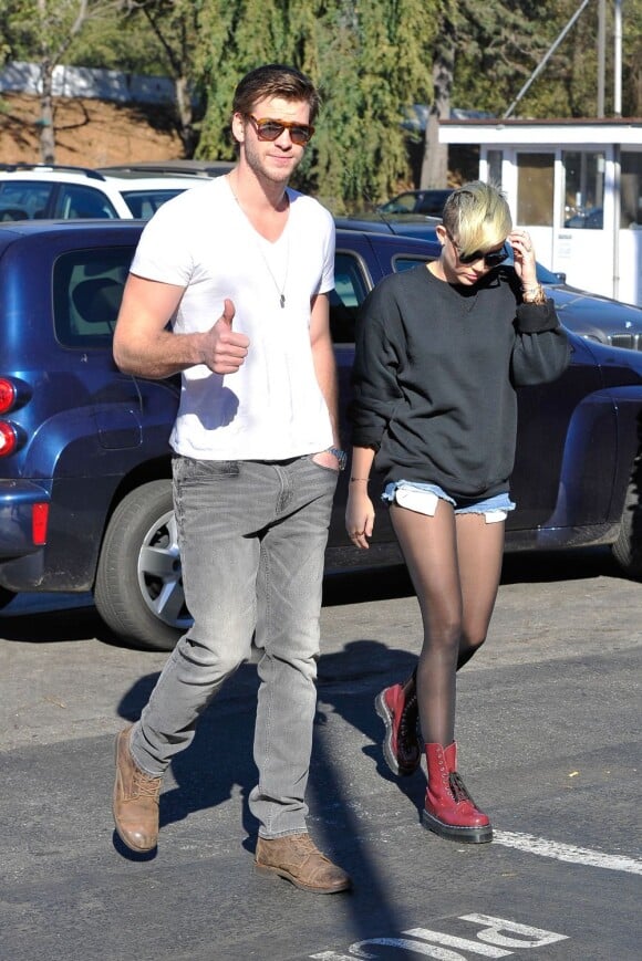 Liam Hemsworth et Miley Cyrus dans les rues de Los Angeles le 11 novembre 2012. C'est leur première apparition depuis les rumeurs disant que l'acteur australien aurait trompé la jeune femme.