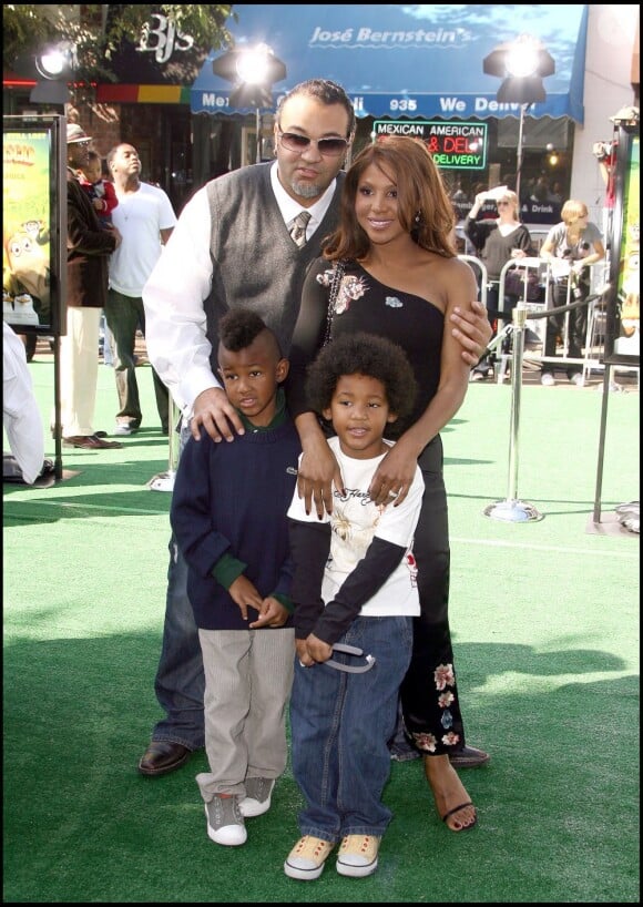 Toni Braxton entourée de ses enfants Diesel et Denham et son ex-mari  Keri Lewis à Los Angeles le 26 octobre 2008.