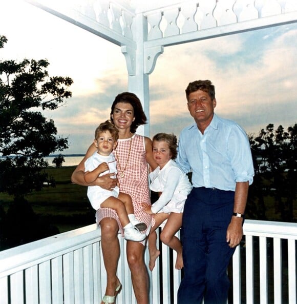 JFK et Jackie avec leurs enfants John-John et Caroline en août 1962.
