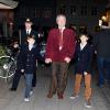 Le prince Henrik de Danemark avec ses petits-fils les princes Felix et Nikolai le 12 novembre 2012 pour une soirée cinéma au Grand Teatret de Copenhague.