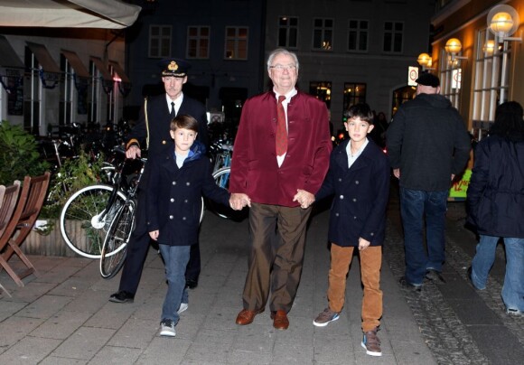 Le prince Henrik de Danemark avec ses petits-fils les princes Felix et Nikolai le 12 novembre 2012 pour une soirée cinéma au Grand Teatret de Copenhague.