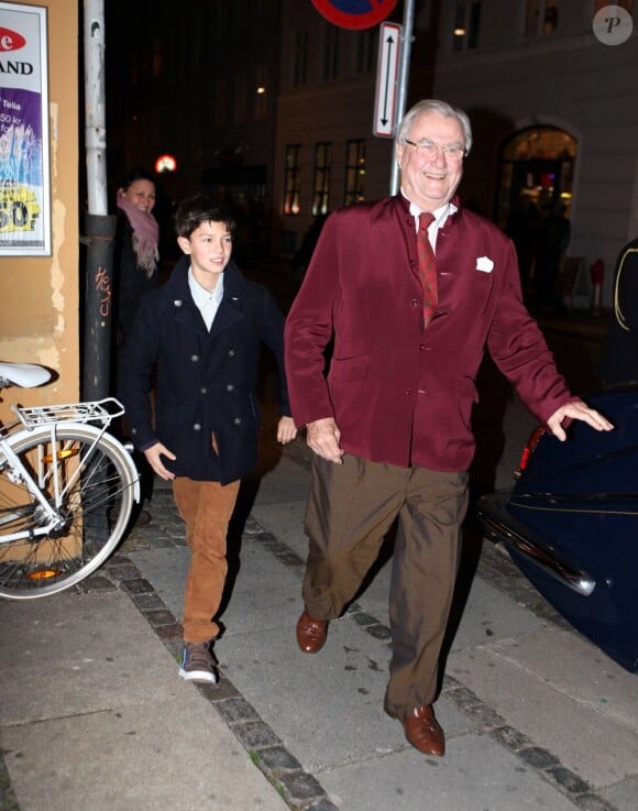 Le prince Henrik de Danemark avec ses petits-fils les princes Felix et Nikolai le 12 novembre 2012 pour une soirée cinéma au Grand Teatret de Copenhague.