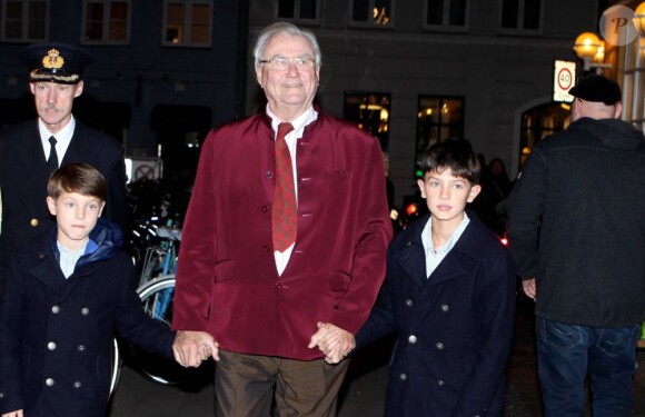 Henrik de Danemark avec ses petits-fils les princes Felix et Nikolai le 12 novembre 2012 pour une soirée cinéma au Grand Teatret de Copenhague.