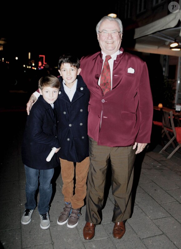 Le prince consort Henrik de Danemark avec ses petits-fils les princes Felix et Nikolai le 12 novembre 2012 pour une soirée cinéma au Grand Teatret de Copenhague.