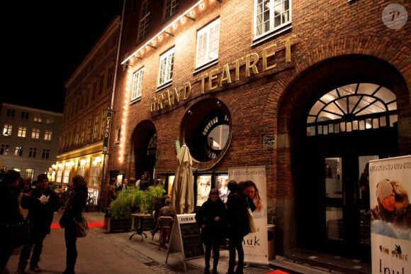 Le prince Henrik de Danemark avec ses petits-fils les princes Felix et Nikolai le 12 novembre 2012 pour une soirée cinéma au Grand Teatret de Copenhague.