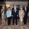 La princesse Maxima, le prince Willem-Alexander et la reine Beatrix étaient réunis le 14 novembre 2012 autour du philosophe américain Daniel Bennett (venu avec sa femme) au palais royal à Amsterdam, pour lui décerner le Prix Erasme 2012.