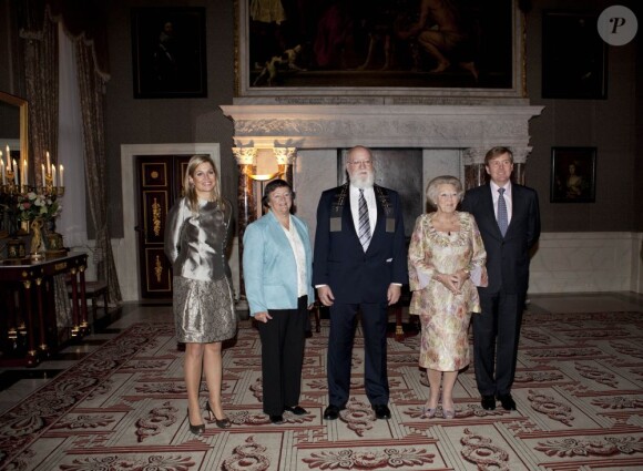 La princesse Maxima, le prince Willem-Alexander et la reine Beatrix étaient réunis le 14 novembre 2012 autour du philosophe américain Daniel Bennett (venu avec sa femme) au palais royal à Amsterdam, pour lui décerner le Prix Erasme 2012.