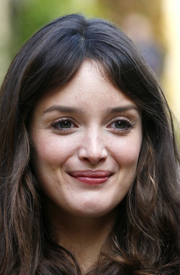 Charlotte Le Bon, angélique au photocall du film La Stratégie de la poussette à Sarlat, le 14 novembre 2012.