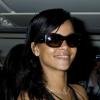 Rihanna assure le service dans le Boeing 777 avec du champagne Armand de Brignac. Los Angeles, le 14 novembre 2012.