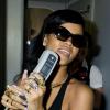 Rihanna joue les hôtesses parfaites dans son Boeing 777 qui décolle pour Mexico, premier arrêt de sa 777 Tour. Los Angeles, le 14 novembre 2012.