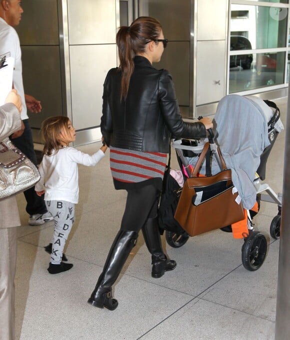 Kourtney Kardashian donne la main à son fils Mason à son arrivée à Miami, le 14 novembre 2012.
