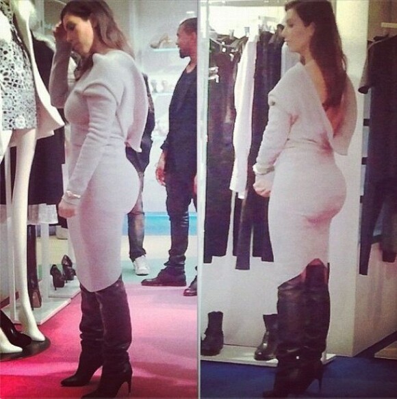 Kim Kardashian dévoile ses jolies formes sur cette photo postée sur Instagram, la montrant de profil habillée d'une robe Haider Ackermann.