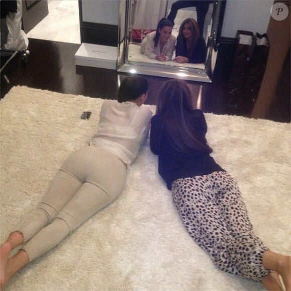 Kim Kardashian, moulée dans un pantalon nude, nous laisse admirer son joli postérieur sur cette photo postée sur Instagram la montrant allongée avec son amie star de télé-réalité, Larsa Pippen.