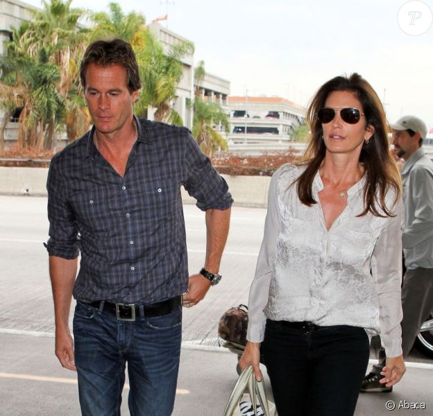 Cindy Crawford et son mari Rande Gerber partent à Porto Rico et se rendent à l'aéroport de Los Angeles le 15 novembre 2012