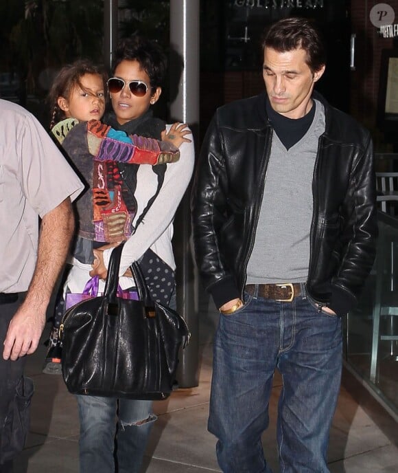 Halle Berry, sa fille Nahla et l'acteur Olivier Martinez après une sortie au cinéma à Los Angeles, le 15 novembre 2012.