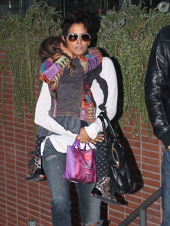 Halle Berry, sa fille Nahla et son fiancé Olivier Martinez après une sortie au cinéma à Los Angeles, le 15 novembre 2012.