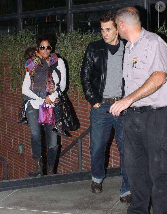 Halle Berry, sa fille Nahla et son fiancé Olivier Martinez après une sortie au cinéma à Los Angeles, le 15 novembre 2012.