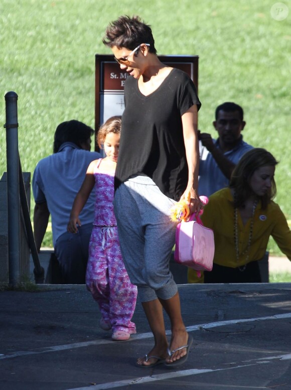 Halle Berry va chercher sa fille Nahla à l'école à Los Angeles, le 6 novembre 2012.