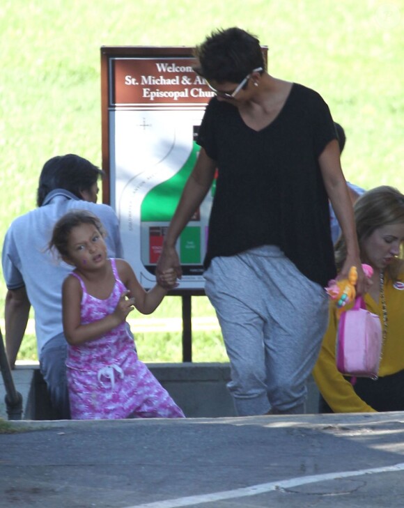 Halle Berry complice avec sa fille Nahla à la sortie de l'école à Los Angeles, le 6 novembre 2012.