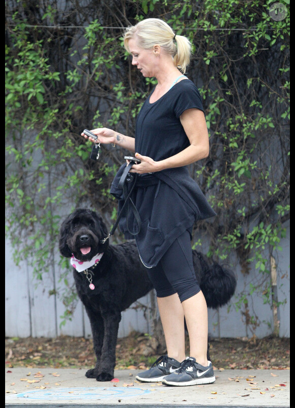 Exclusif - Jennie Garth et son chien dans les rues de Los Angeles, le 16 novembre 2012.