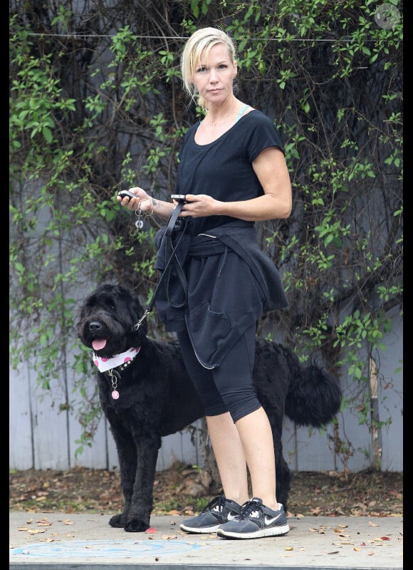 Exclusif - Jennie Garth promène son chien dans les rues de Los Angeles, le 16 novembre 2012.
