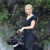 Exclusif - Jennie Garth et son chien dans les rues de Los Angeles, le 16 novembre 2012.