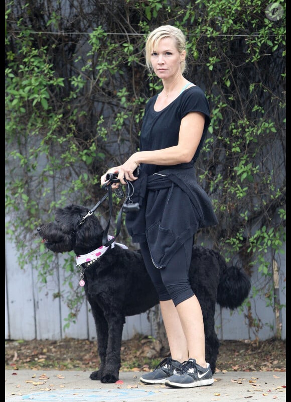 Exclusif - Jennie Garth et son chien dans les rues de Los Angeles, le 16 novembre 2012.