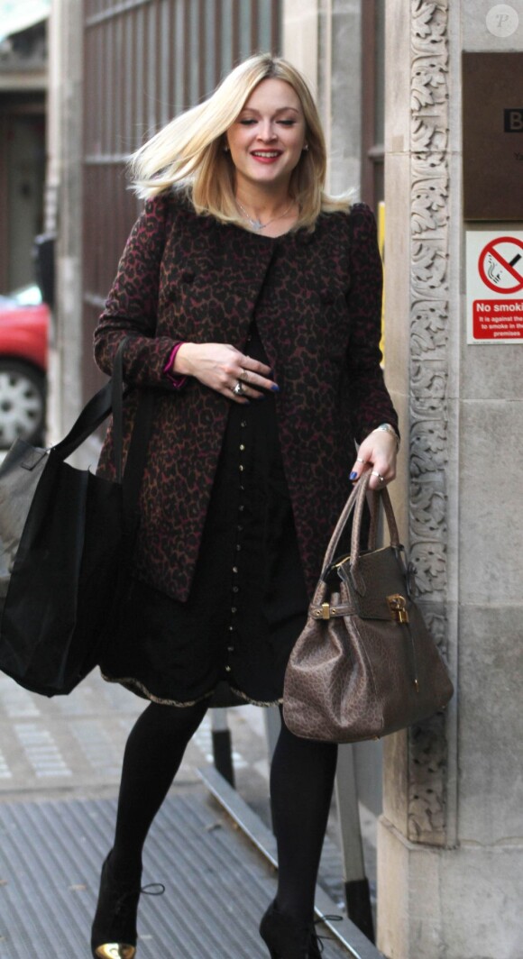 Fearne Cotton enceinte se rend à la radio BBC Radio1 à Londres le 7 novembre 2012.