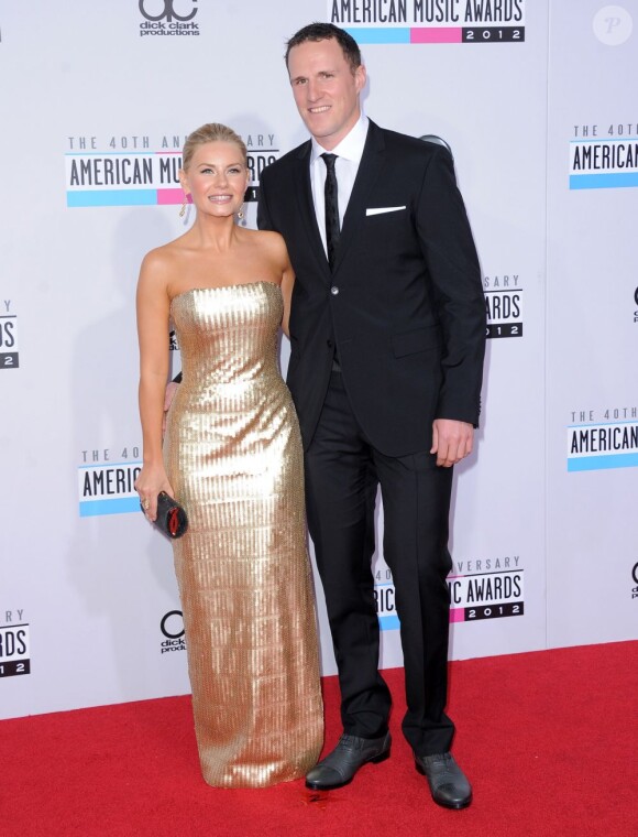Elisha Cuthbert et son fiancé à la 40e cérémonie des American Music Awards 2012 à Los Angeles le 18 novembre.