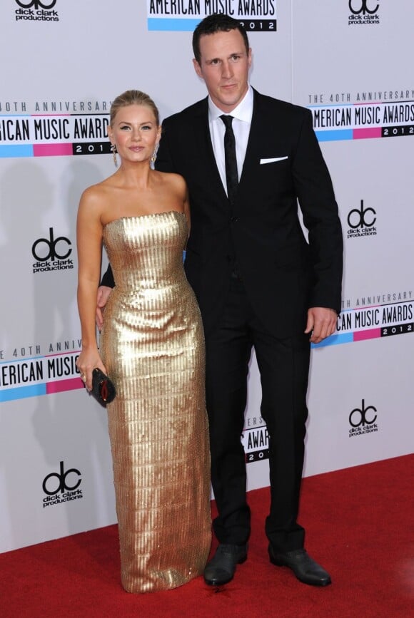Elisha Cuthbert et Dion Phaneuf à la 40e cérémonie des American Music Awards 2012 à Los Angeles le 18 novembre.