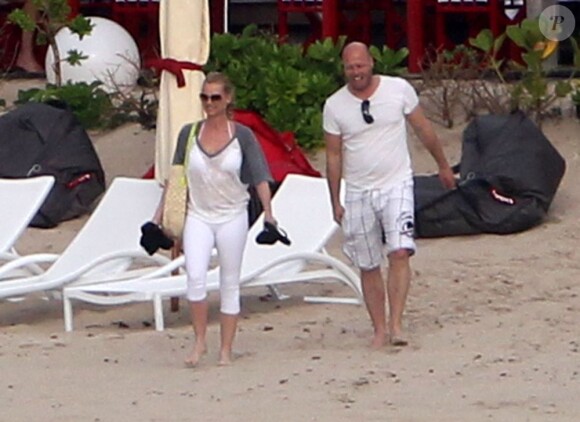 Nicollette Sheridan et son nouveau compagnon en vacances sur l'île de Saint-Barthélemy le 11 avril 2012.
