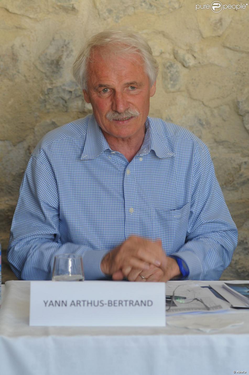Le célèbre reporter Yann Arthus-Bertrand à Narbonne, le 12 mai 2012.
