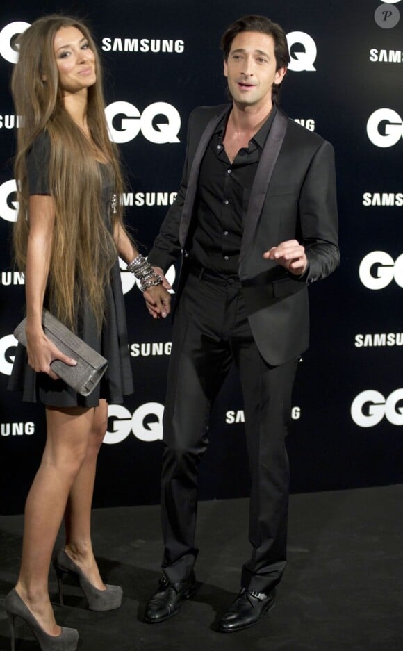 Adrien Brody aux côtés de Lara Lieto qui déclenche enfin un sourire à la soirée GQ Men of the Year Award 2012 au Palace Hotel de Madrid, le 19 novembre 2012.