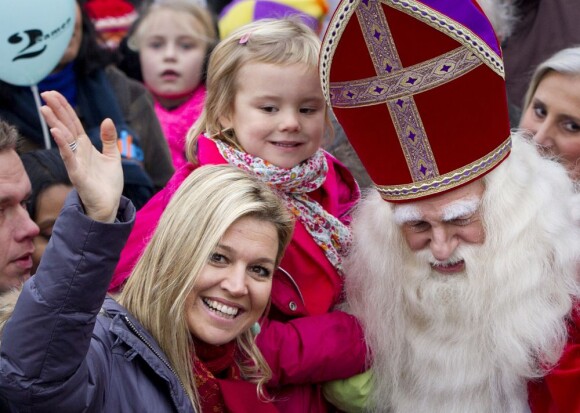 La princesse Maxima des Pays-Bas, radieuse, célébrait le 17 novembre 2012 avec ses filles Catharina-Amalia, presque 9 ans, Alexia, 7 ans, et Ariane, 5 ans, l'arrivée triomphale de Saint-Nicolas (Sinterklaas) à La Haye.