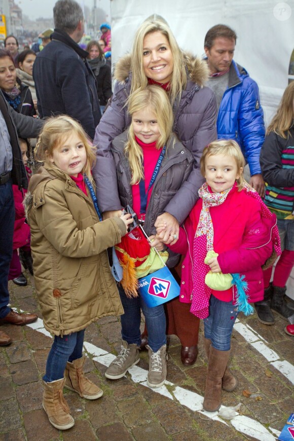 La princesse Maxima des Pays-Bas et ses filles Catharina-Amalia, presque 9 ans, Alexia, 7 ans, et Ariane, 5 ans, célébraient le 17 novembre 2012 l'arrivée triomphale de Saint-Nicolas (Sinterklaas) à La Haye.
