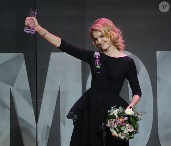 Natalia Vodianova, star du film Belle du Seigneur, reçoit son award de Femme de l'Année lors des Glamour Women of the Year Awards à Moscou, le 19 novembre 2012.