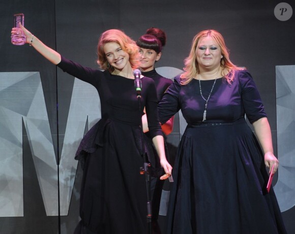 Natalia Vodianova reçoit son award de Femme de l'Année des mains de Maria Fyodorova, rédactrice en chef de l'édition russe du magazine Glamour. Moscou, le 19 novembre 2012.