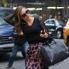 Miranda Kerr à New York, porte des lunettes Linda Farrow, un top 3.1 Phillip Lim, une jupe Balenciaga, un sac Givenchy et des souliers Lanvin. Le 19 novembre 2012.