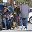 Johnny Depp lors d'une fête organisée dans l'école de ses enfants à Los Angeles le 20 novembre 2012 : il amène un aigle très imposant !