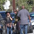 Johnny Depp lors d'une fête organisée dans l'école de ses enfants à Los Angeles le 20 novembre 2012 : il amène un aigle très imposant !