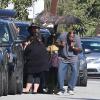 Johnny Depp lors d'une fête organisée dans l'école de ses enfants à Los Angeles le 20 novembre 2012 : il amène un aigle très imposant !