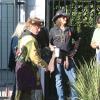 Johnny Depp lors d'une fête organisée dans l'école de ses enfants à Los Angeles le 20 novembre 2012 : il vient avec aigle très imposant !