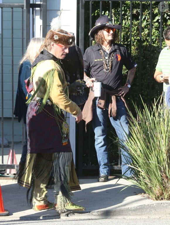Johnny Depp lors d'une fête organisée dans l'école de ses enfants à Los Angeles le 20 novembre 2012 : il vient avec aigle très imposant !