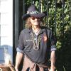Johnny Depp lors d'une fête organisée dans l'école de ses enfants à Los Angeles le 20 novembre 2012 : il amène un aigle très imposant, un papa cool et original