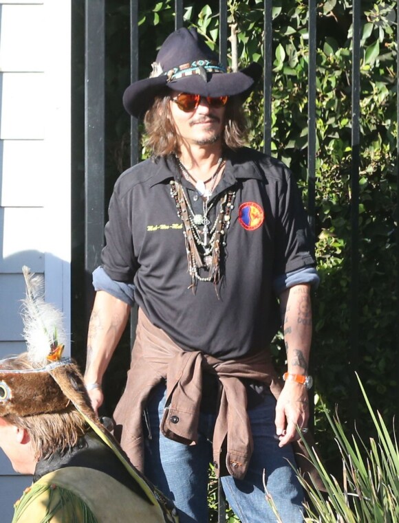 Johnny Depp lors d'une fête organisée dans l'école de ses enfants à Los Angeles le 20 novembre 2012 : il amène un aigle très imposant, un papa cool et original