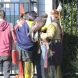 Johnny Depp lors d'une fête organisée dans l'école de ses enfants à Los Angeles le 20 novembre 2012 : il amène un aigle très imposant !